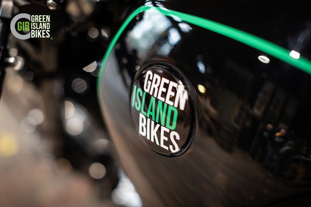 BMW R Umbau als klassisches Motorrad-Unikat mit grüner Linierung