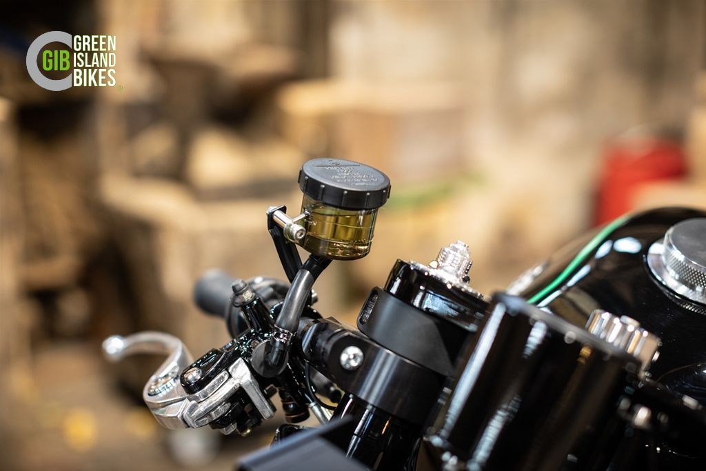lassischer Custombike-Umbau mit schwarzem Glanzlack und Speichenrädern
