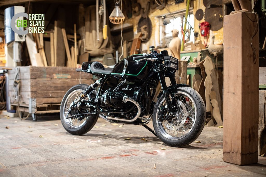 BMW R Umbau mit klassischem Fahrwerks-Setup und Speichenrädern