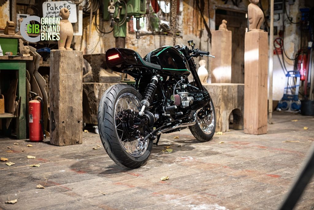 BMW R Custombike mit eleganter schwarzer Lackierung und grüner Handlinierung