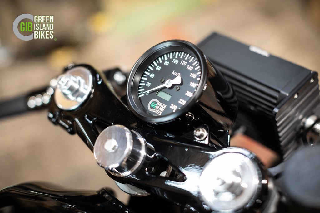 Klassischer BMW R Umbau mit Speichenrädern und handgezogener grüner Zierlinie