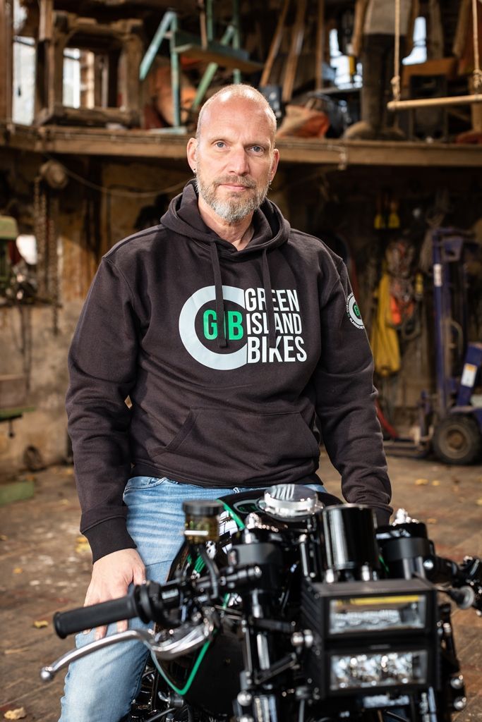 BMW R 100 R - Handgebautes Custombike mit klassischer Linienführung und Inhaber Oliver Bluhm
