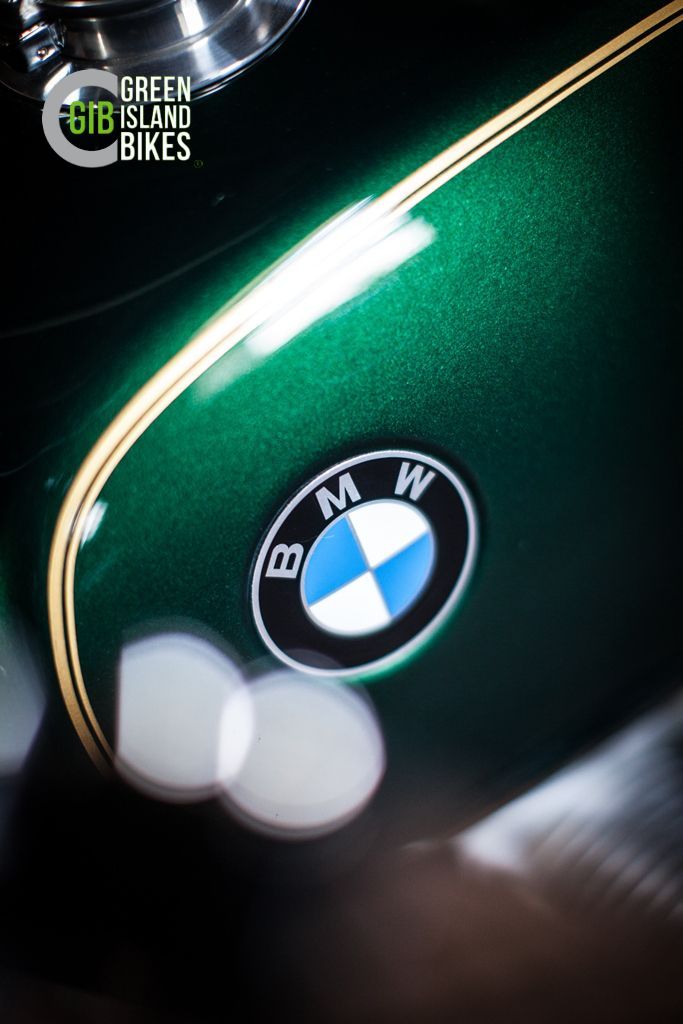 Detailaufnahme der goldenen Akzente an der BMW Custom