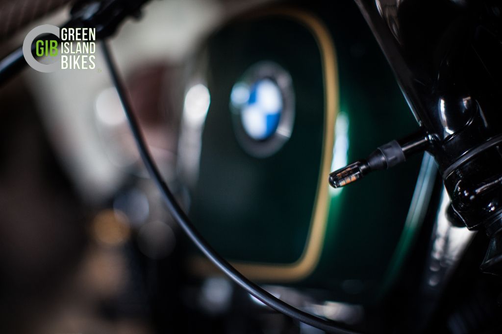 Detailaufnahme des Tanks in British Racing Green mit goldenen Applikationen