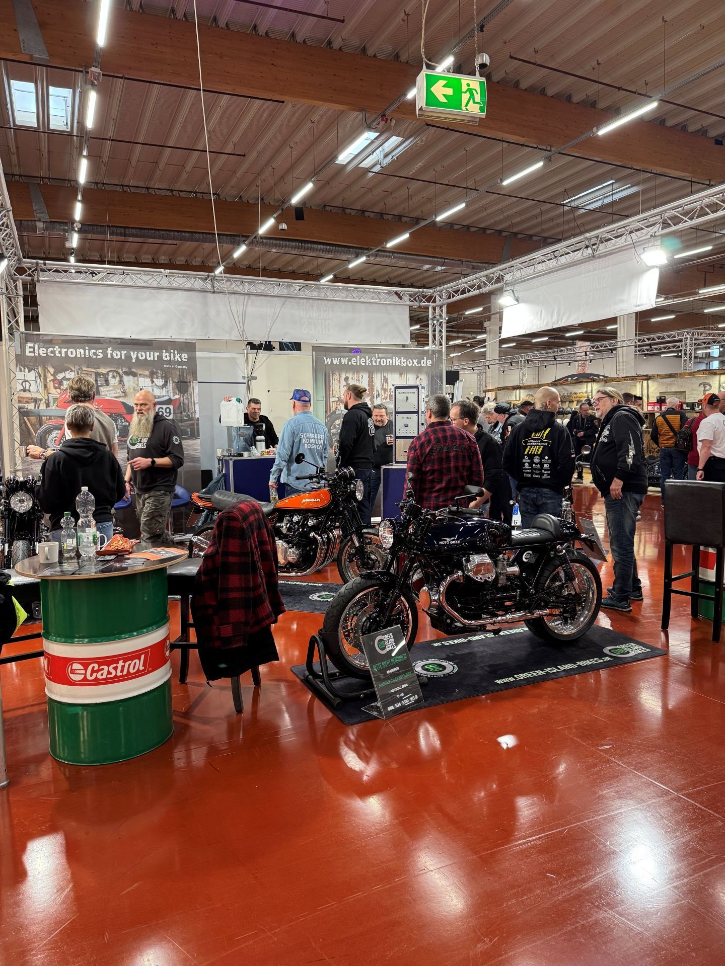 Ausstellungsfläche von Green Island Bikes mit hochwertigen Motorrad-Umbauten