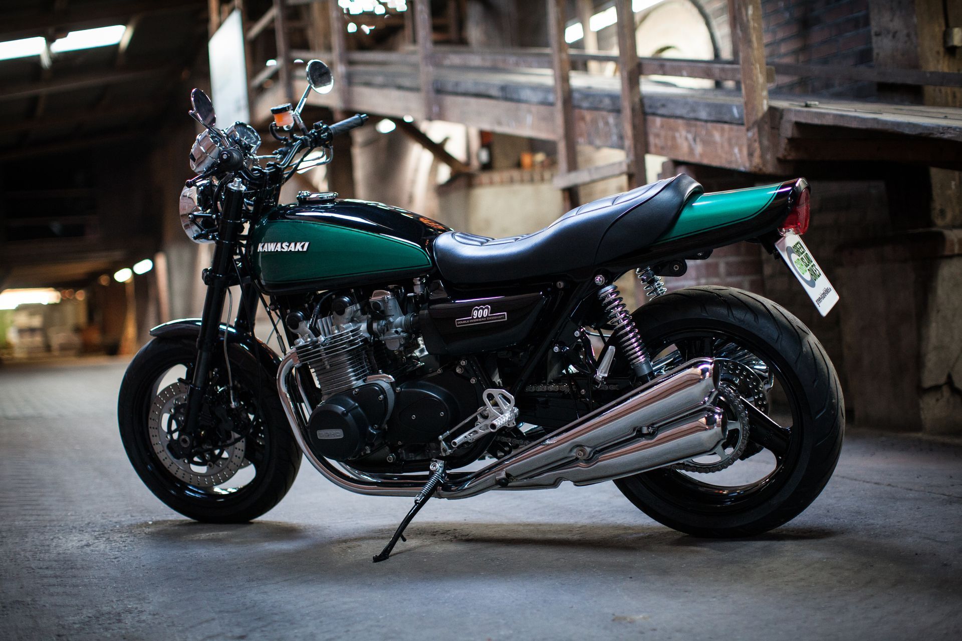 Green Island Bikes Kawasaki Z900 Umbau mit einer grün schwarzen Lackierung