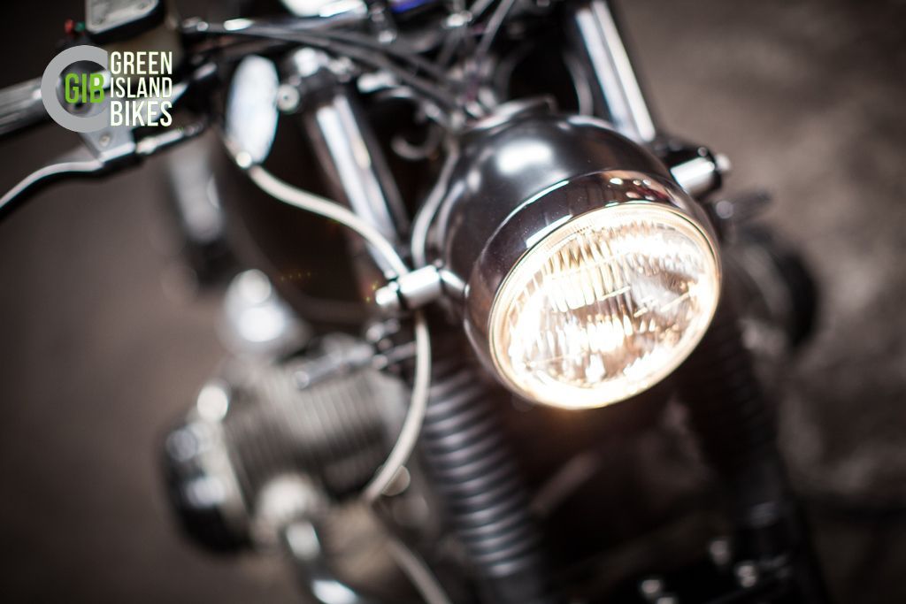 Retro-Lampe im klassischen Design an der BMW R 100 R