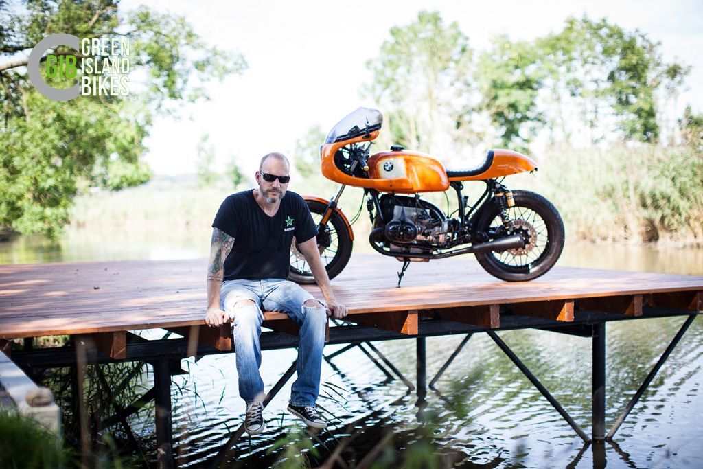 Custombike-Manufakturarbeit an der BMW R 100 RS