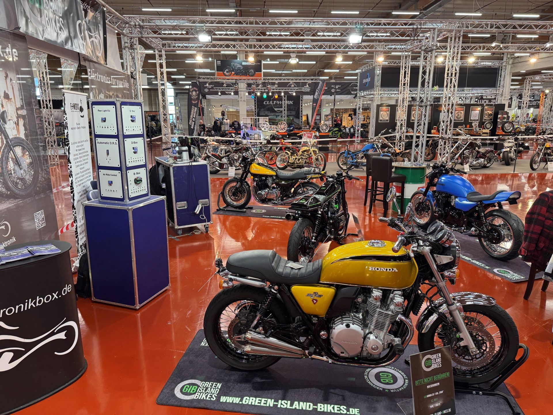 Individuell gestalteter Messestand von Green Island Bikes mit Motorrad-Unikaten