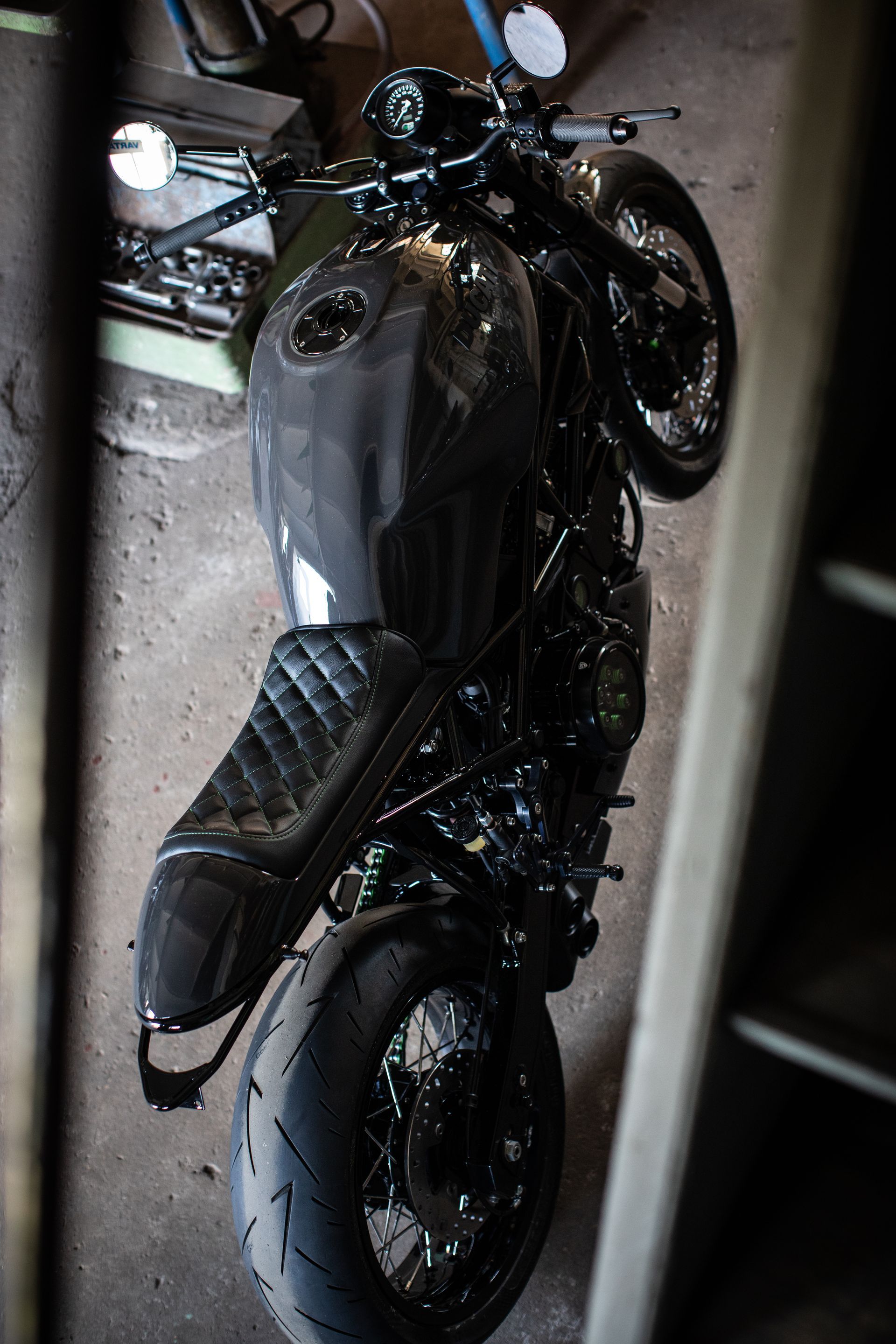 Ducati 900 Monster Custombike von Green Island Bikes – Detailansicht von Tank, Sitzbank und Speichenrad