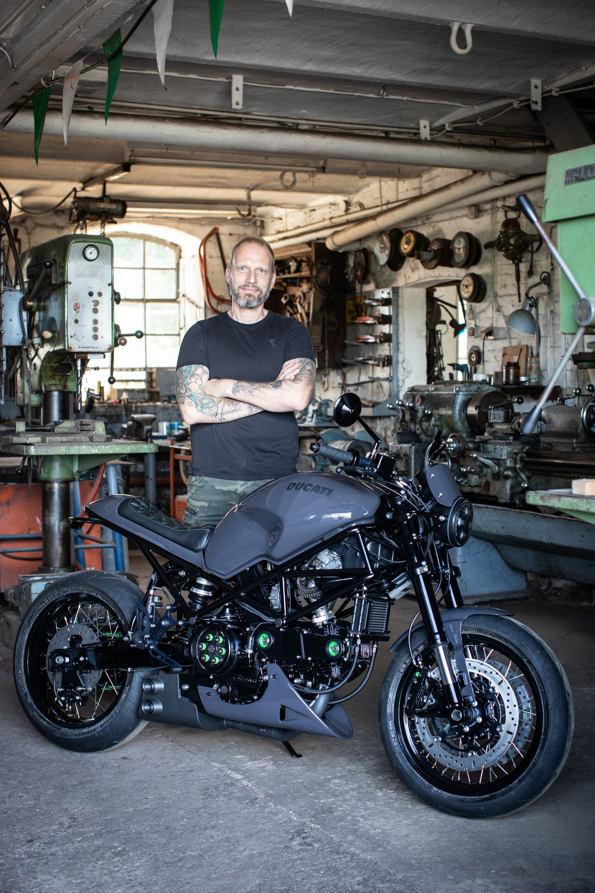 Ducati 900 Monster Custombike von Green Island Bikes mit Speichenrädern und Oliver Bluhm in der Werkstatt