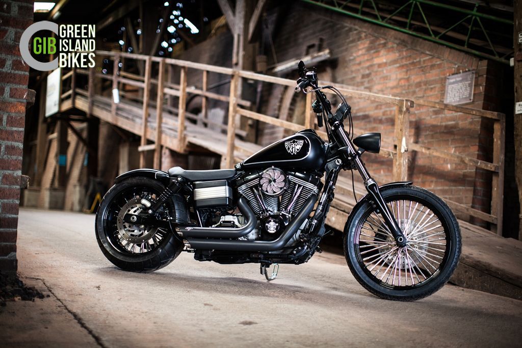 21-Zoll Bigspoke Edelstahl-Speichenrad an der Front der Harley Dyna