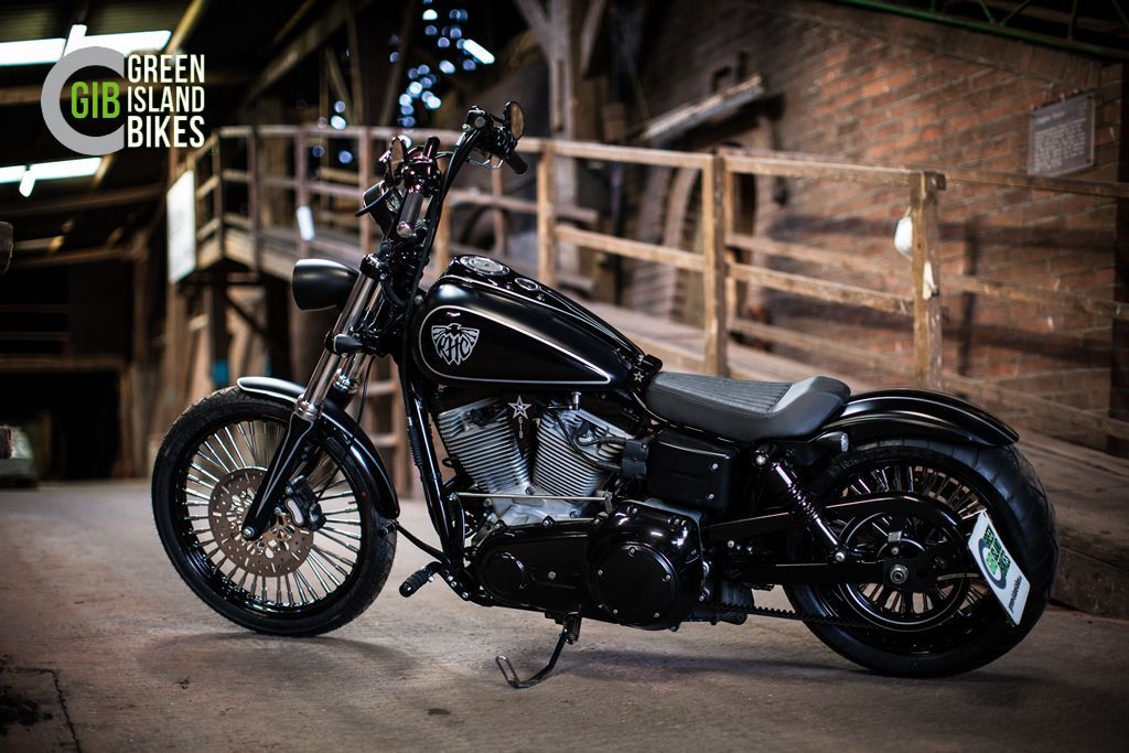 7.00x17 Bigspoke Edelstahl-Speichenrad am Heck der GIB Harley Dyna