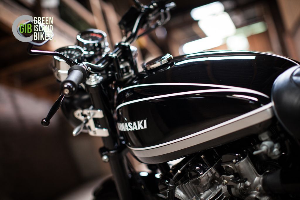 Detailaufnahme des Tanks der Kawasaki Z1 im Schwarz-Chrom-Design