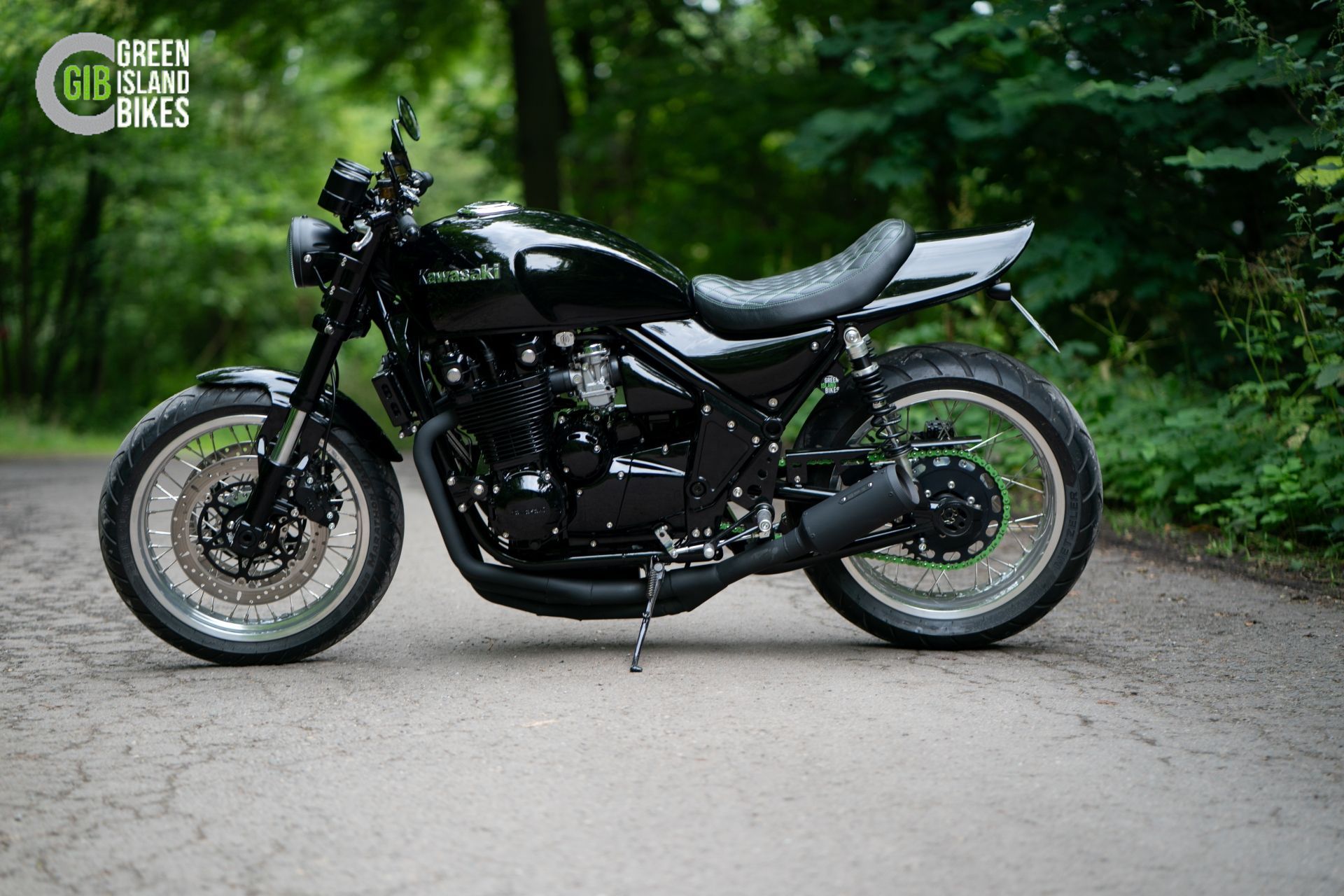 Kawasaki 1100 Zephyr im glänzend schwarzen Manufaktur-Design