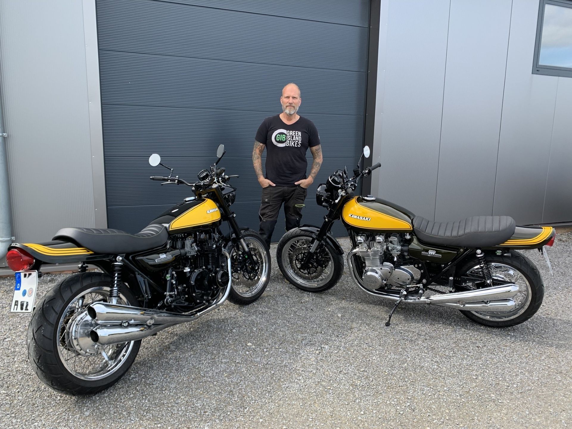 Inhaber Oliver Bluhm von Green Island Bikes mit zweiklassischen GIB Kawasakis vom Type Z1