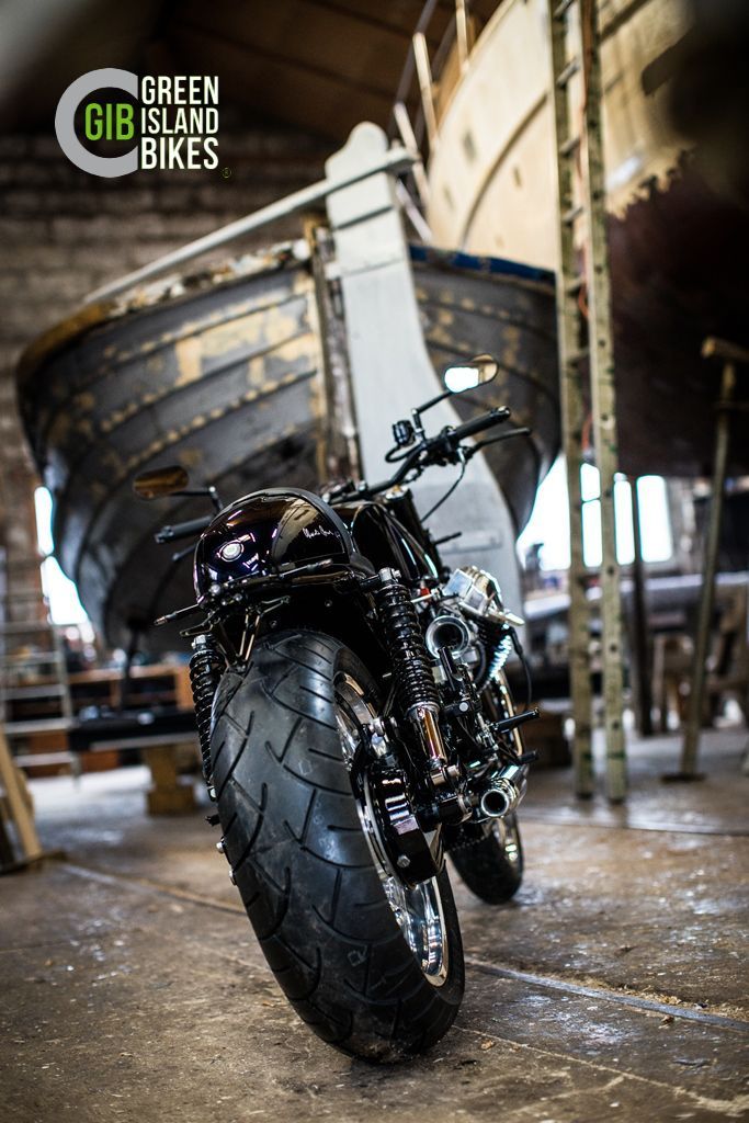 Moto Guzzi Le Mans Custombike von Green Island Bikes in Heckansicht mit breitem Hinterreifen und individuellem Heck