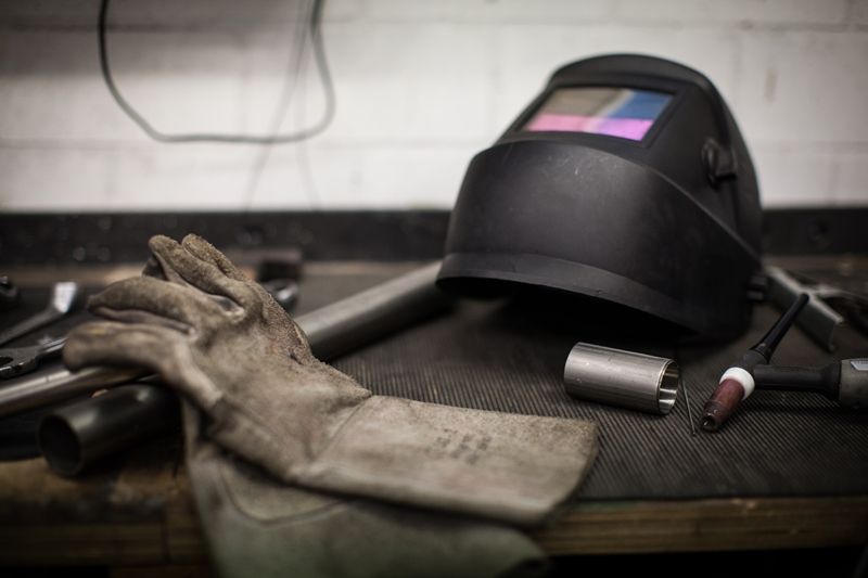 Werkbank mit Werkzeugen während eines klassischen Motorradumbaus