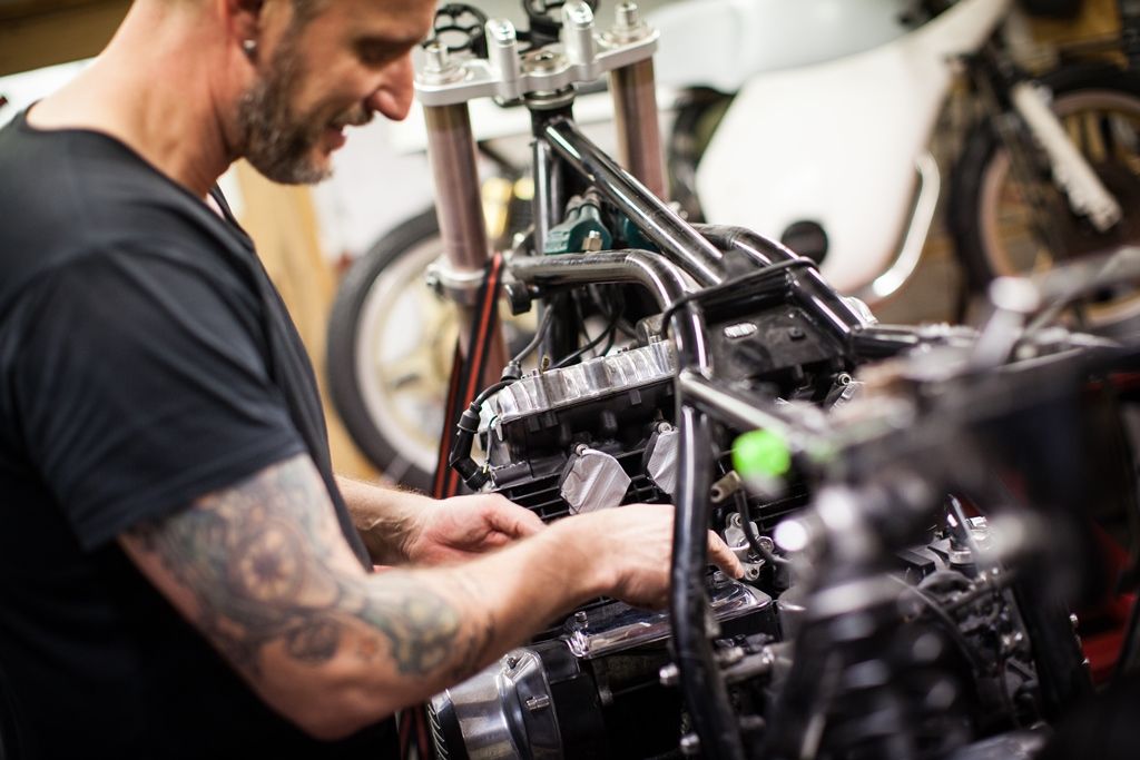 Detailaufnahme eines Motors während der Restauration in der Werkstatt