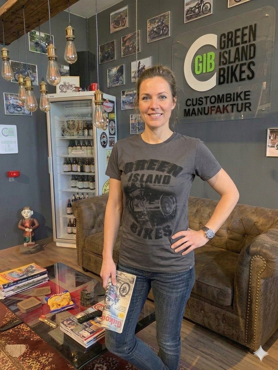 Frau präsentiert das GIB Manufaktur-Shirt in Anthrazit ohne Struktur, handgefertigt und als Unikat für Motorrad-Enthusiasten.