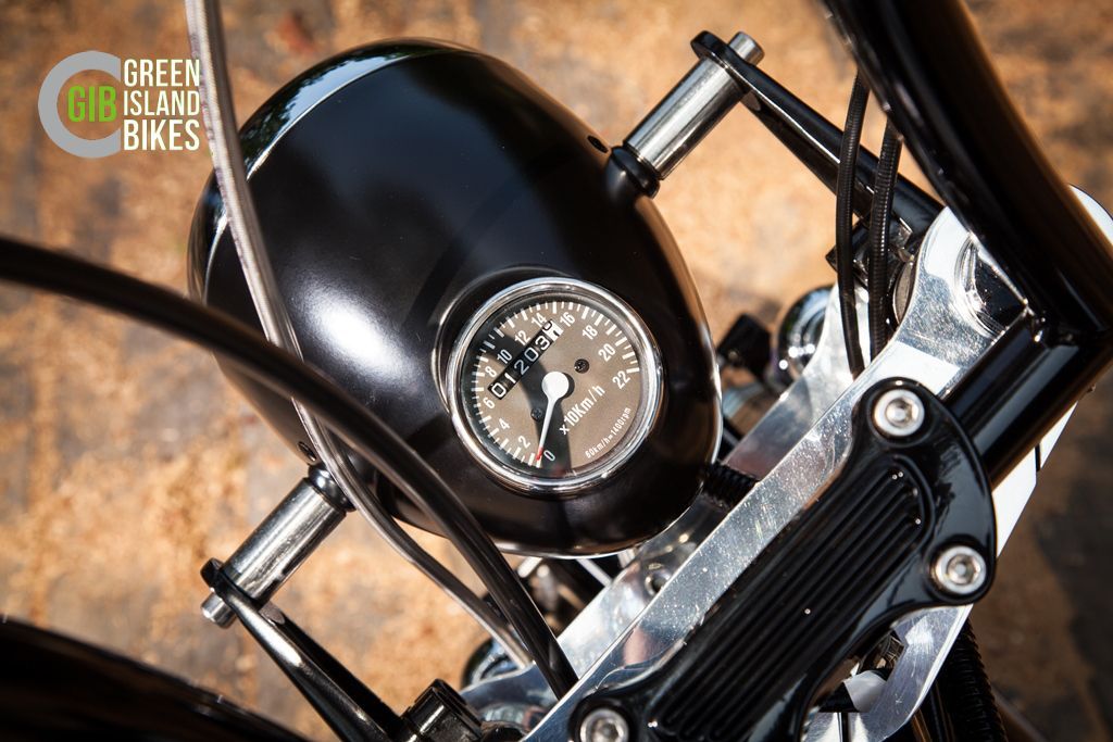 Detailaufnahme der Gabelbrücke im klassischen Custom-Design