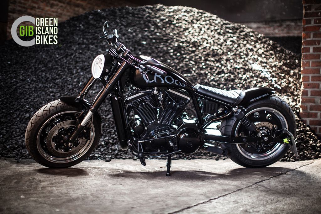 200er Hinterreifen an der Harley Sportster mit seitlichem Kennzeichen