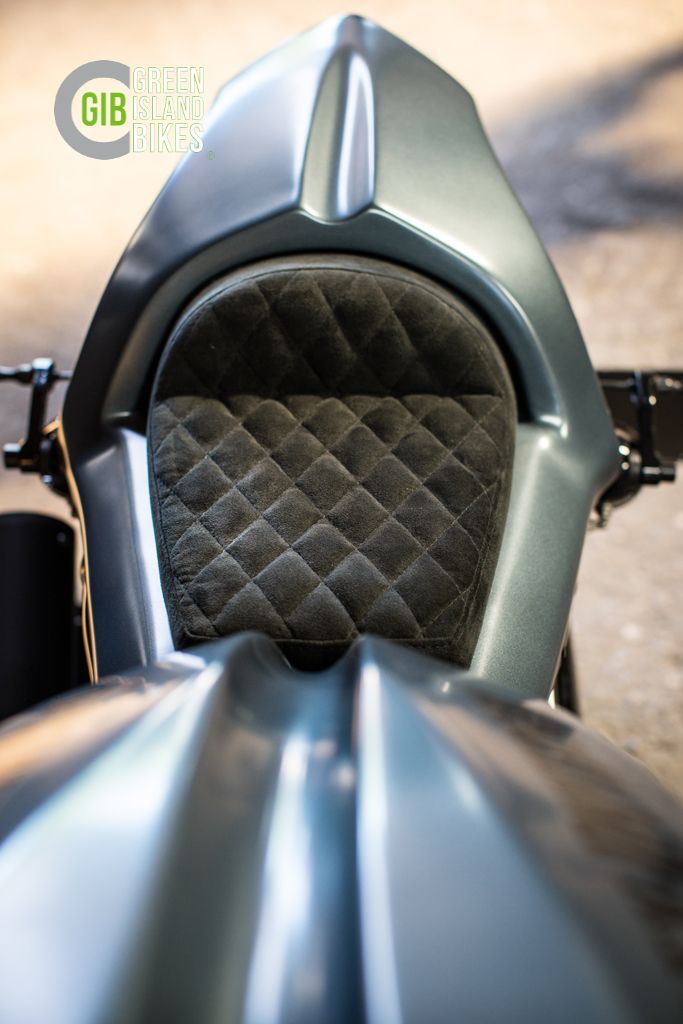 Minimalistisches Custombike-Design an der Harley V-Rod