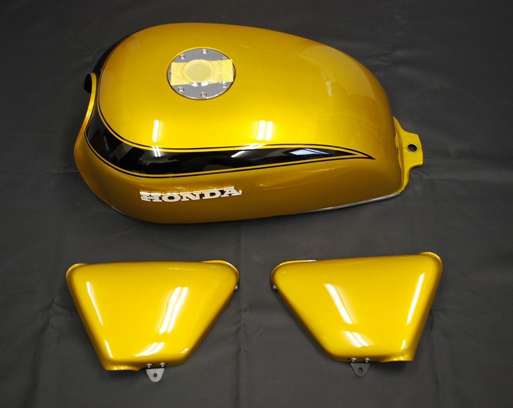 Nahaufnahme eines Honda CB 1100 Four Tanks mit exklusiver Sonderlackierung in Candy-Gold