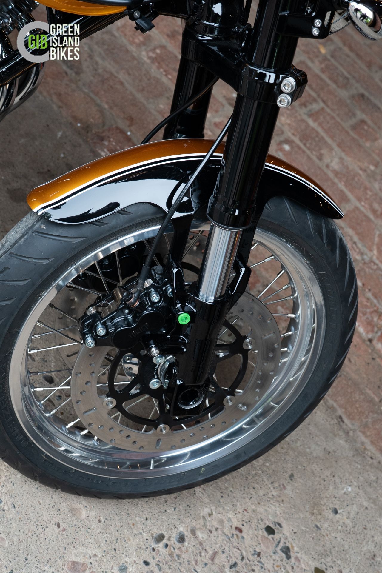 Große Bremsscheiben mit modernen Bremssätteln im klassischen Umbau