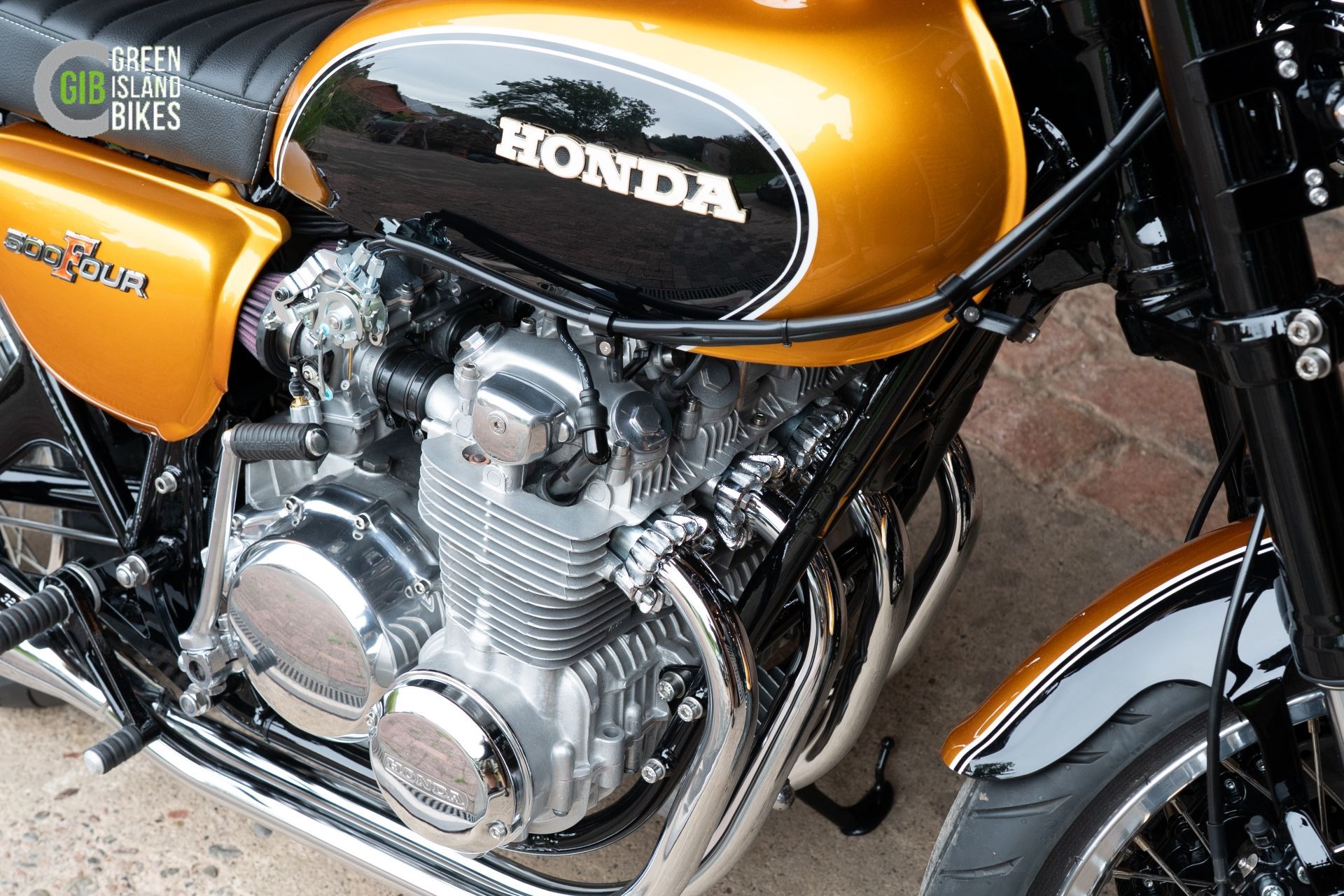 Neu aufgebauter Motor der Honda CB500 Four mit Rennsport-Vergasern