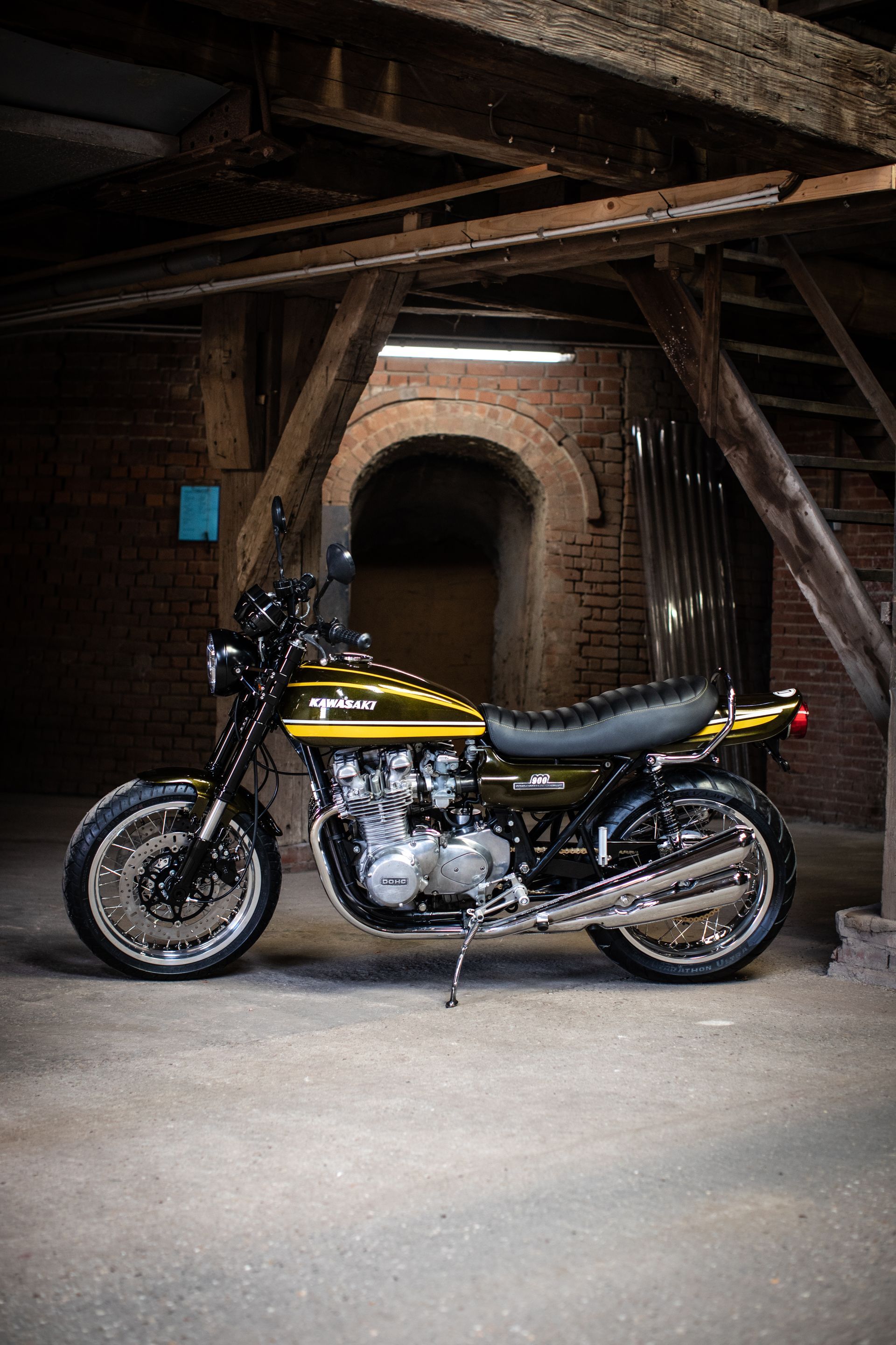 Kawasaki Z900 Restomod von Green Island Bikes mit Speichenrädern und klassischer 4-in-4-Auspuffanlage