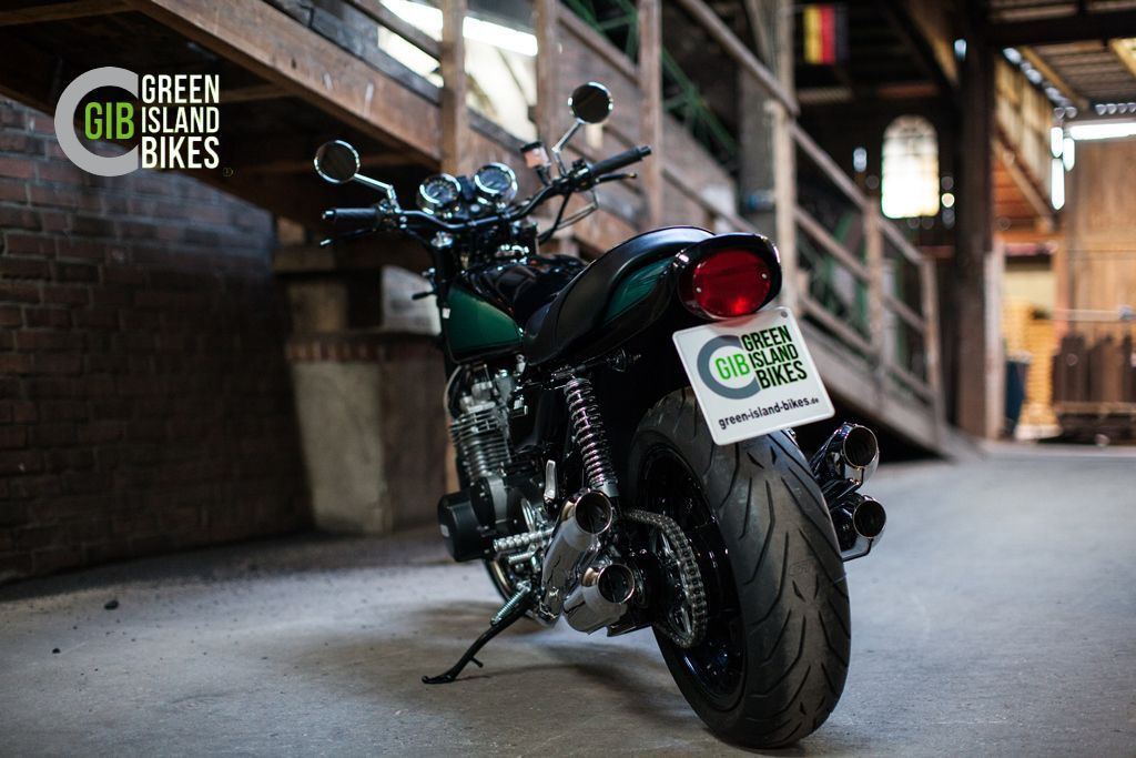 Historischer Motorradklassiker als modernes Custombike in Grün-Schwarz