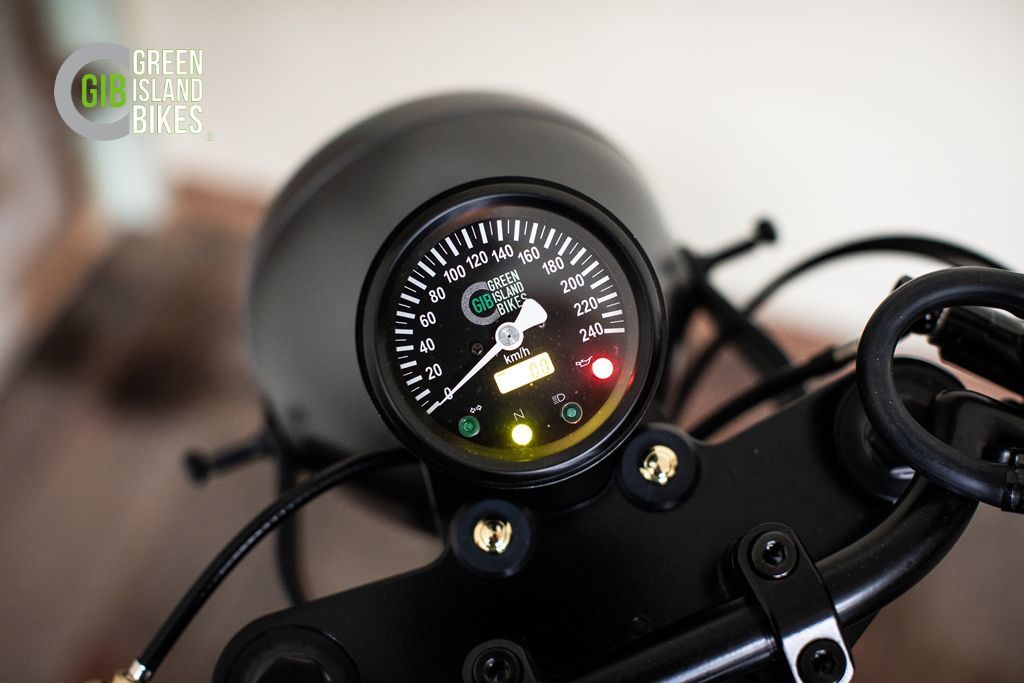 Gefräste Gabelbrücke mit klassischer Optik an einem individuell umgebauten Oldschool-Motorrad