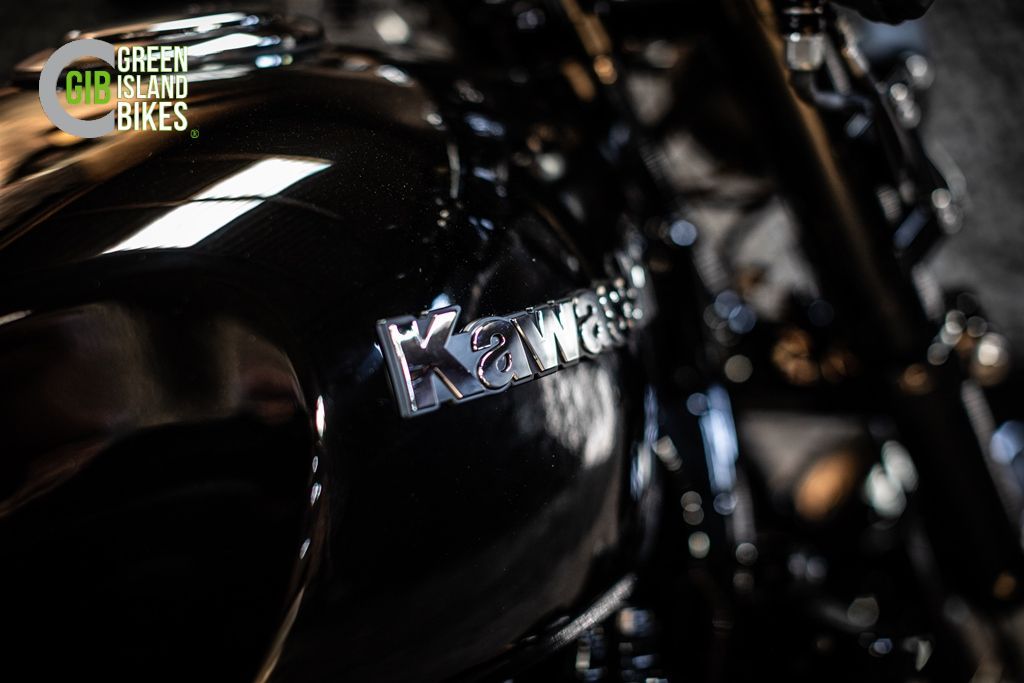 Detailaufnahme des Tanks der Kawasaki 1100 Zephyr im glänzend schwarzen Custom-Design