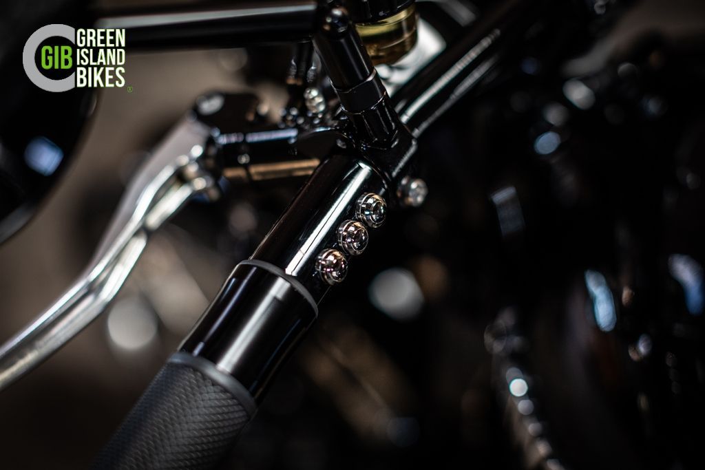 Handgefertigte Komponenten an der Kawasaki 1100 Zephyr von Green Island Bikes
