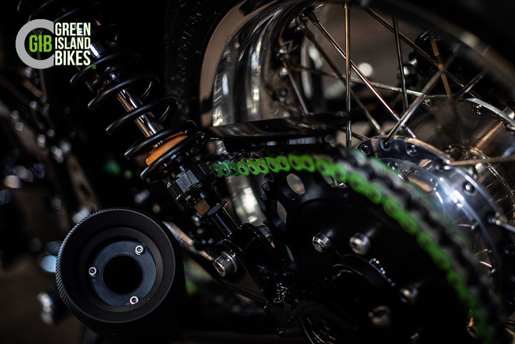 Detailaufnahme der glänzend schwarzen Lackierung im Muscle-Bike-Look