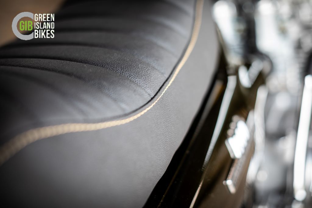 Handgefertigte Sitzbank auf der Kawasaki Z GIB Classic No. Z1-7
