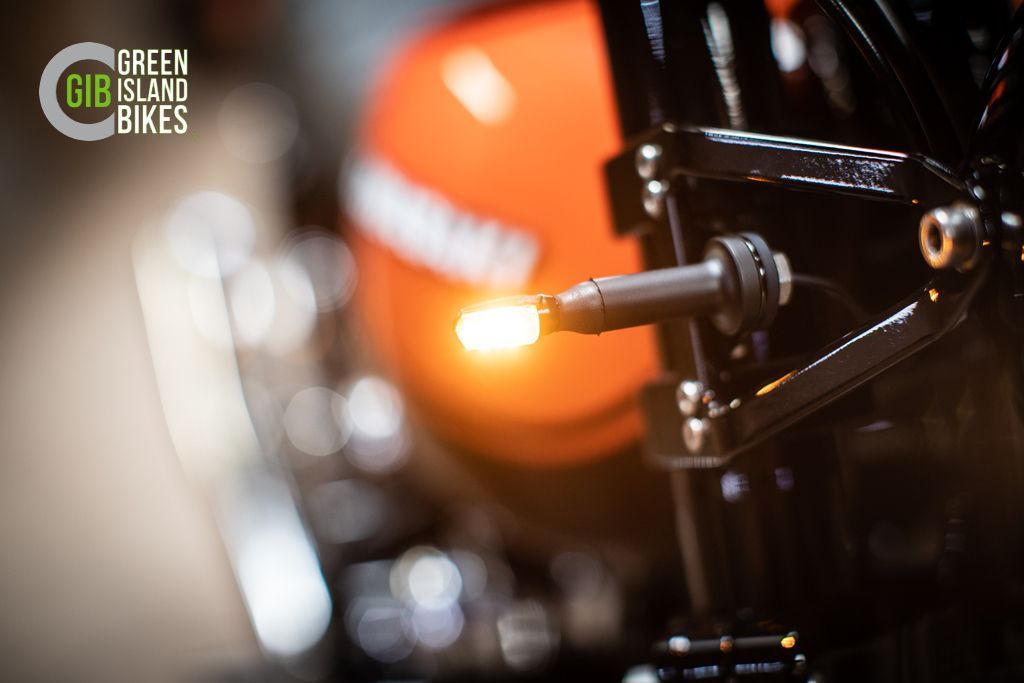 Klassischer Blinker mit moderner LED-Technik an einem handgefertigten Umbau