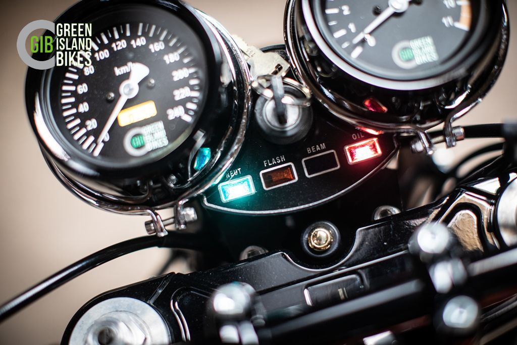 Detailaufnahme der Kawasaki Z1 mit orangem Tank und Chrommotor