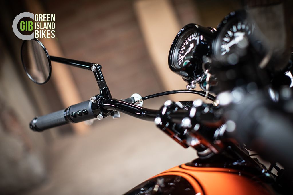 Detailansicht der Kawasaki Z1 im Retro-Design mit orangem Tank