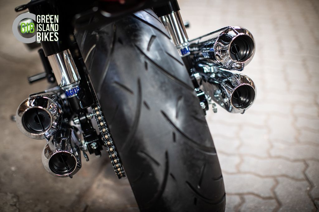 Custom-Auspuffanlage im Vintage-Stil mit handgeschweißten Nähten