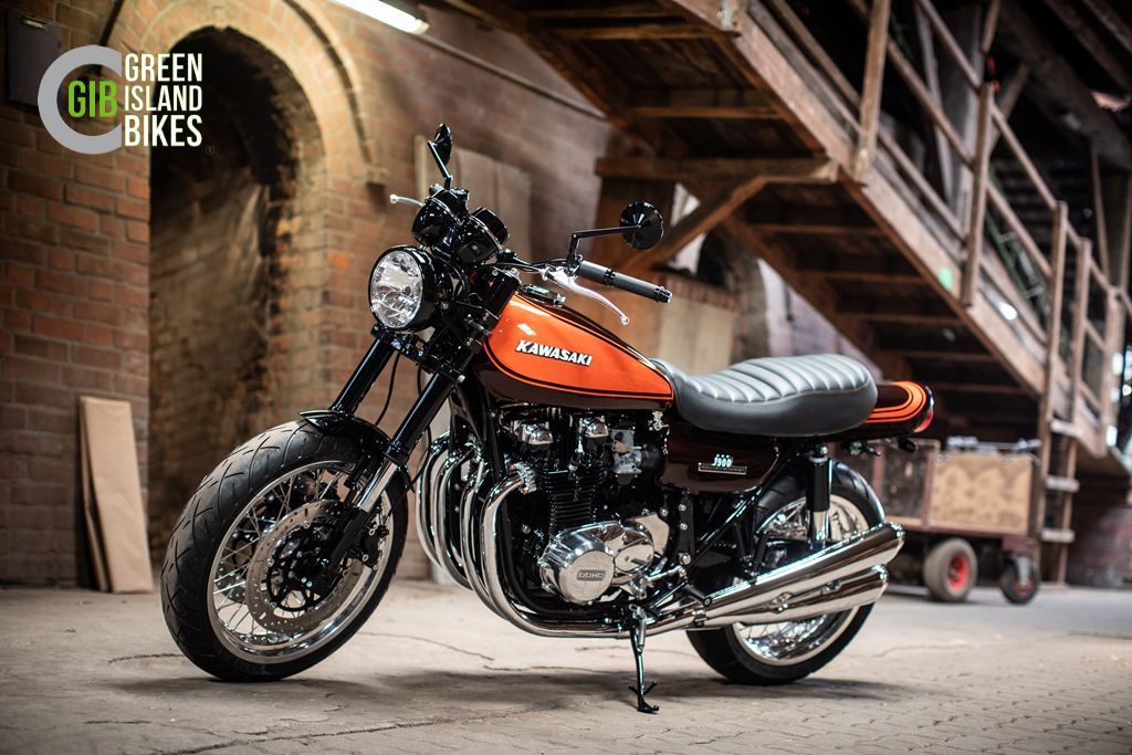 Kawasaki Z1 Custom Umbau mit orangem Tank in Industriehalle von Green Island Bikes