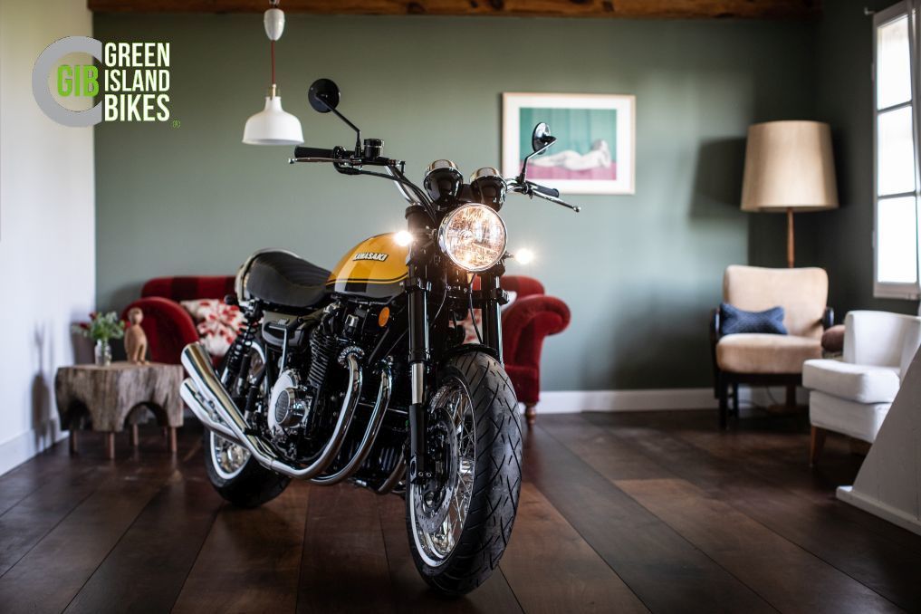 Chrom-Auspuffanlage im 72er Stil an einer klassischen Kawasaki Z1 Custom