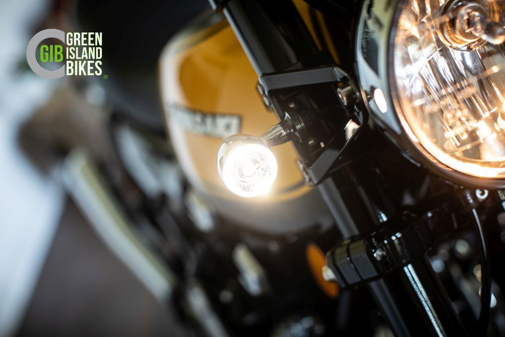 Detailaufnahme der mechanischen Instrumente im 70er-Jahre Look