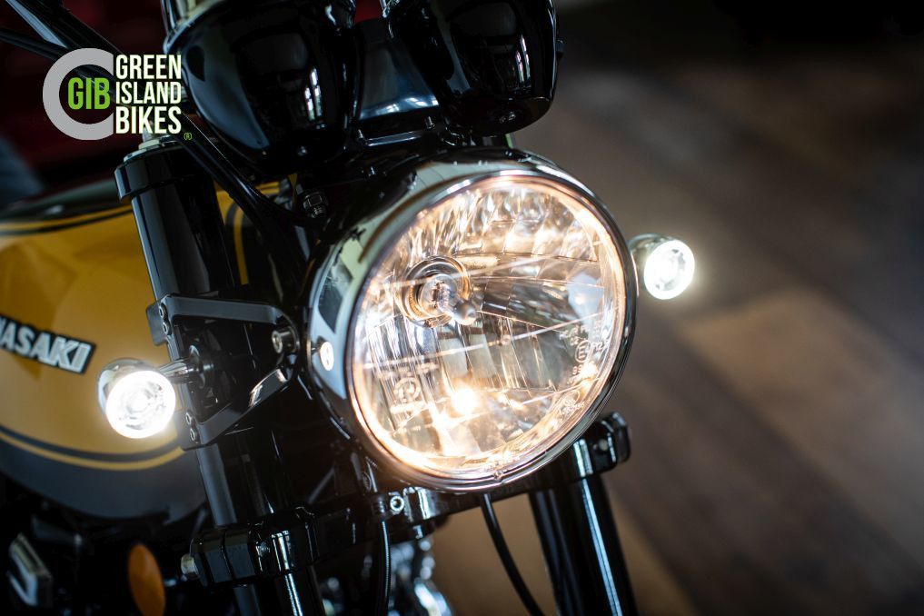 Rundscheinwerfer im Retro-Design mit klassischer Halterung an der Kawasaki Z1