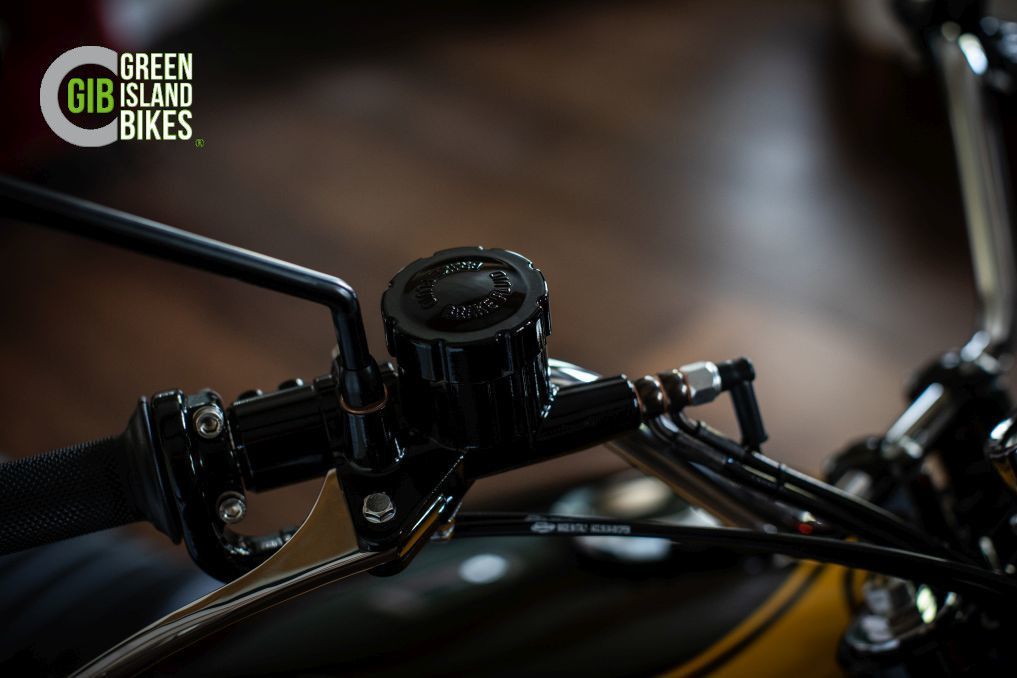 Handgefertigte Armatur auf der Kawasaki Z1 GIB Classic No. Z1-6