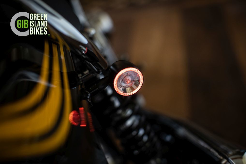 Detailaufnahme des klassisch lackierten Tanks der Kawasaki Z1 im 1972er Retro-Look