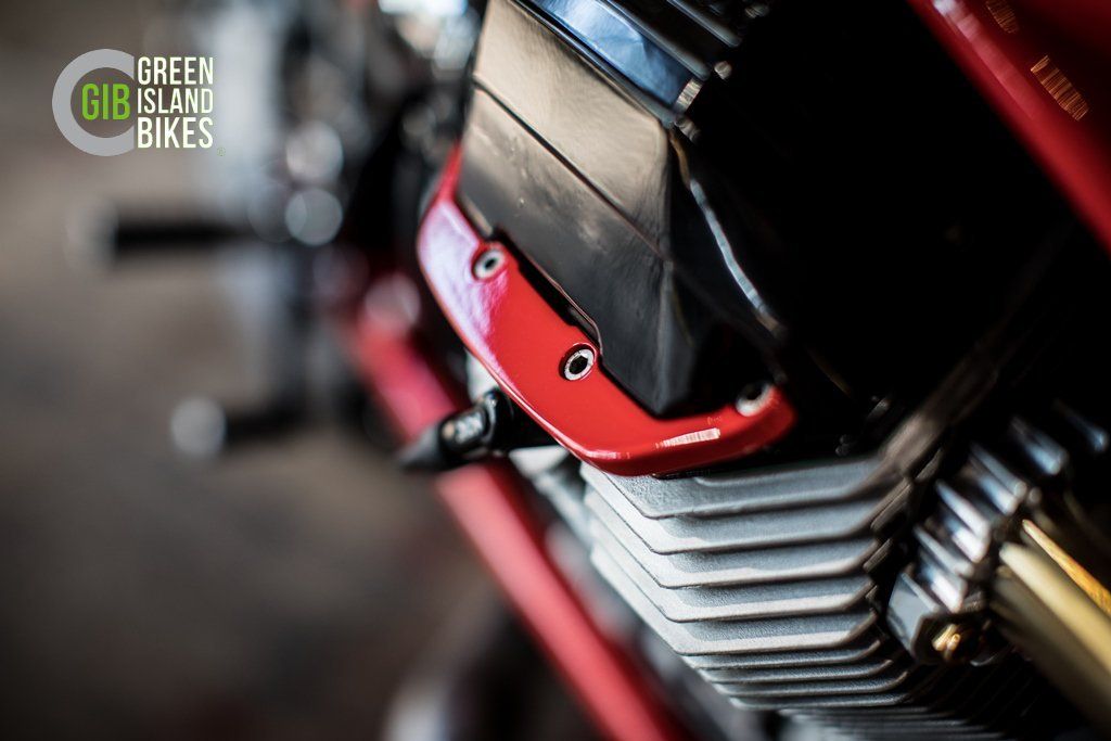 Detailaufnahme handgefertigter Metallkomponenten an Custombike