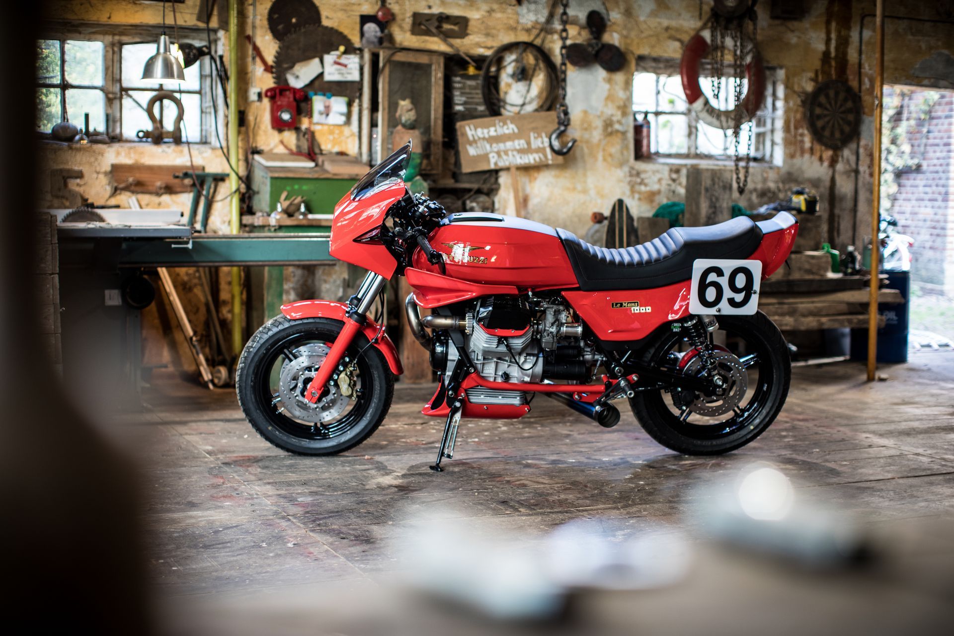 Rote Moto Guzzi Le Mans 1000 als sportlicher Custom-Umbau von Green Island Bikes