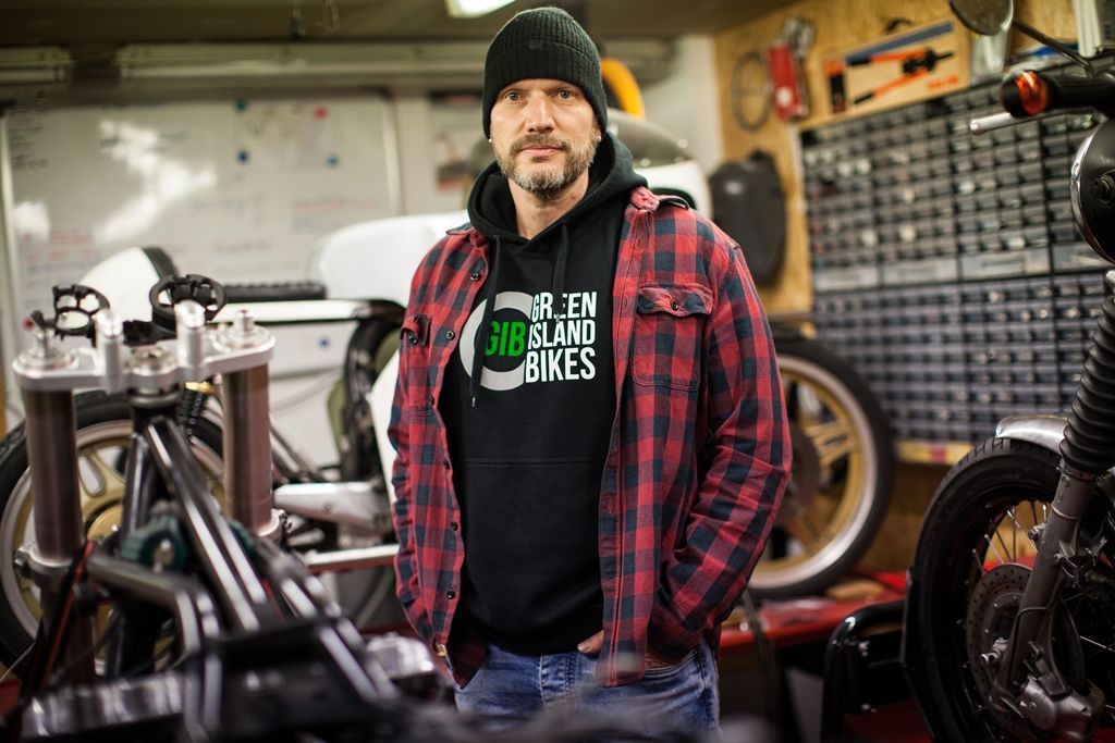 Inhaber von Green Island Bikes bei der Arbeit in der Custombike-Werkstatt